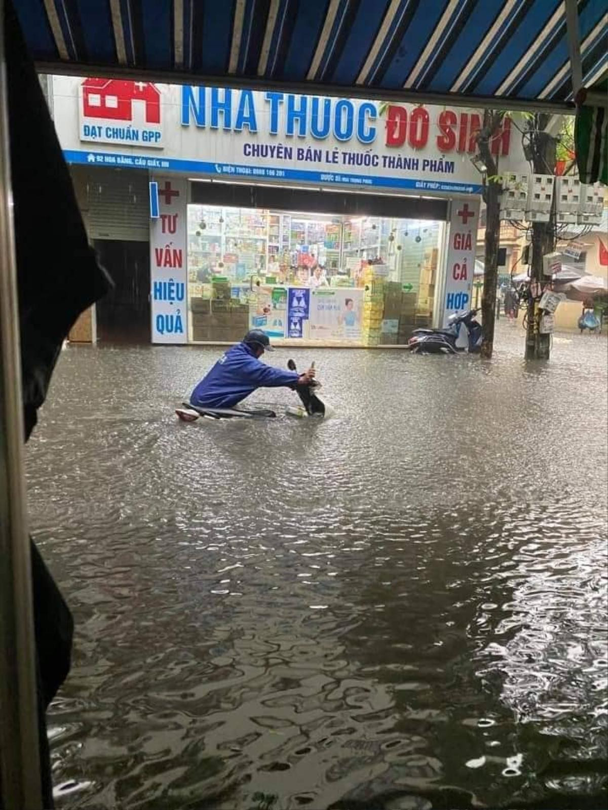 Sau cơn mưa cực lớn kéo dài, nhiều con phố tại Hà Nội chìm sâu trong nước Ảnh 13