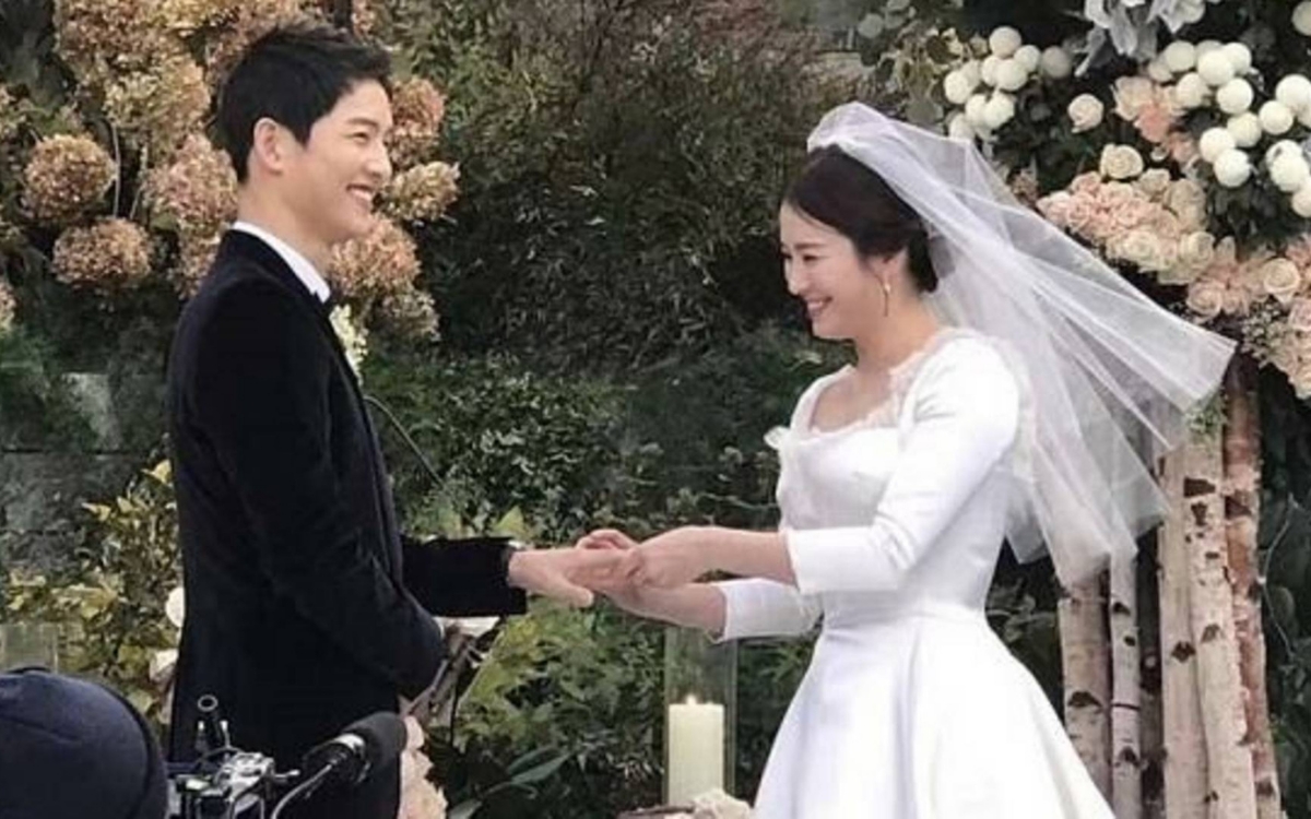 Blogger gây náo loạn vụ Địch Lệ Nhiệt Ba - Lộc Hàm từng leak ảnh đám cưới Song Hye Kyo - Song Joong Ki Ảnh 2