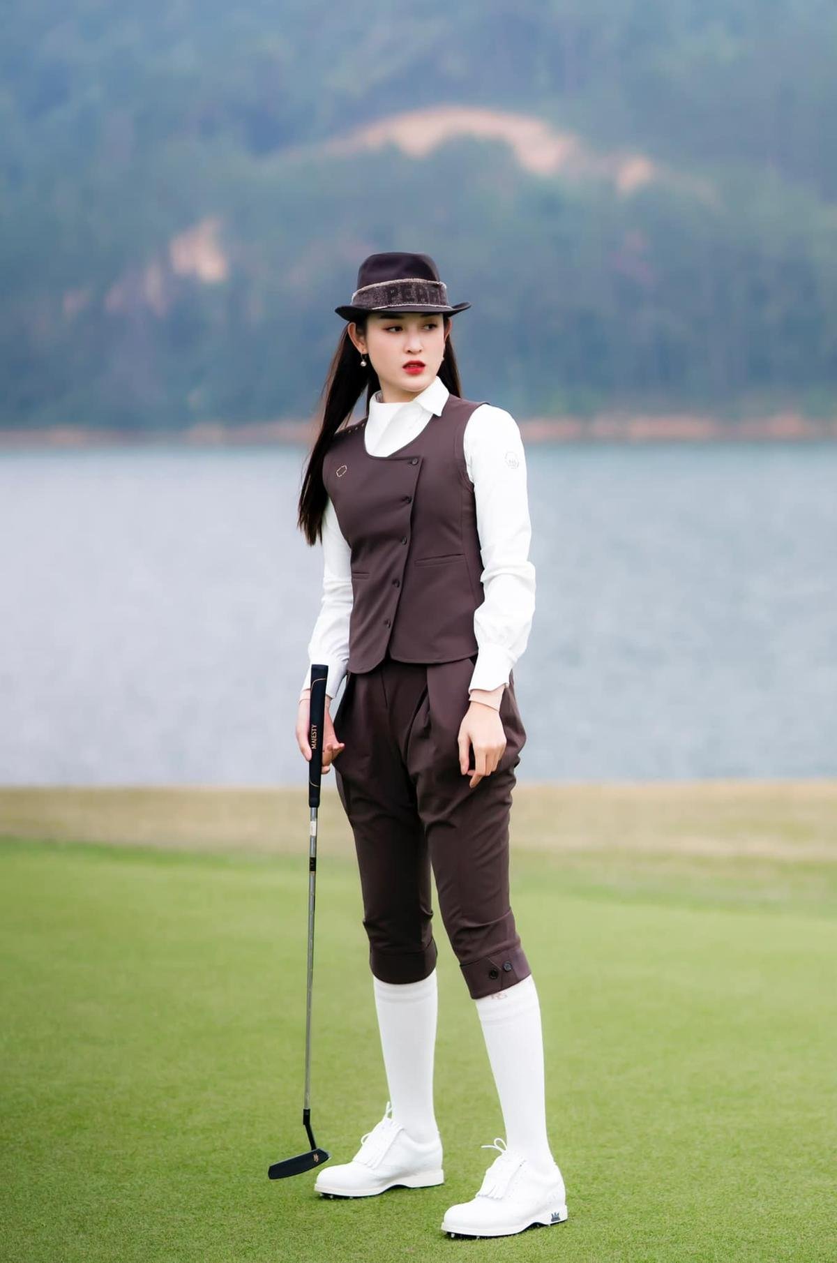 Không phải Hiền Hồ, Á hậu Việt Nam này mới là người đội nắng chơi golf đến mức đôi chân 'đổi màu' Ảnh 5