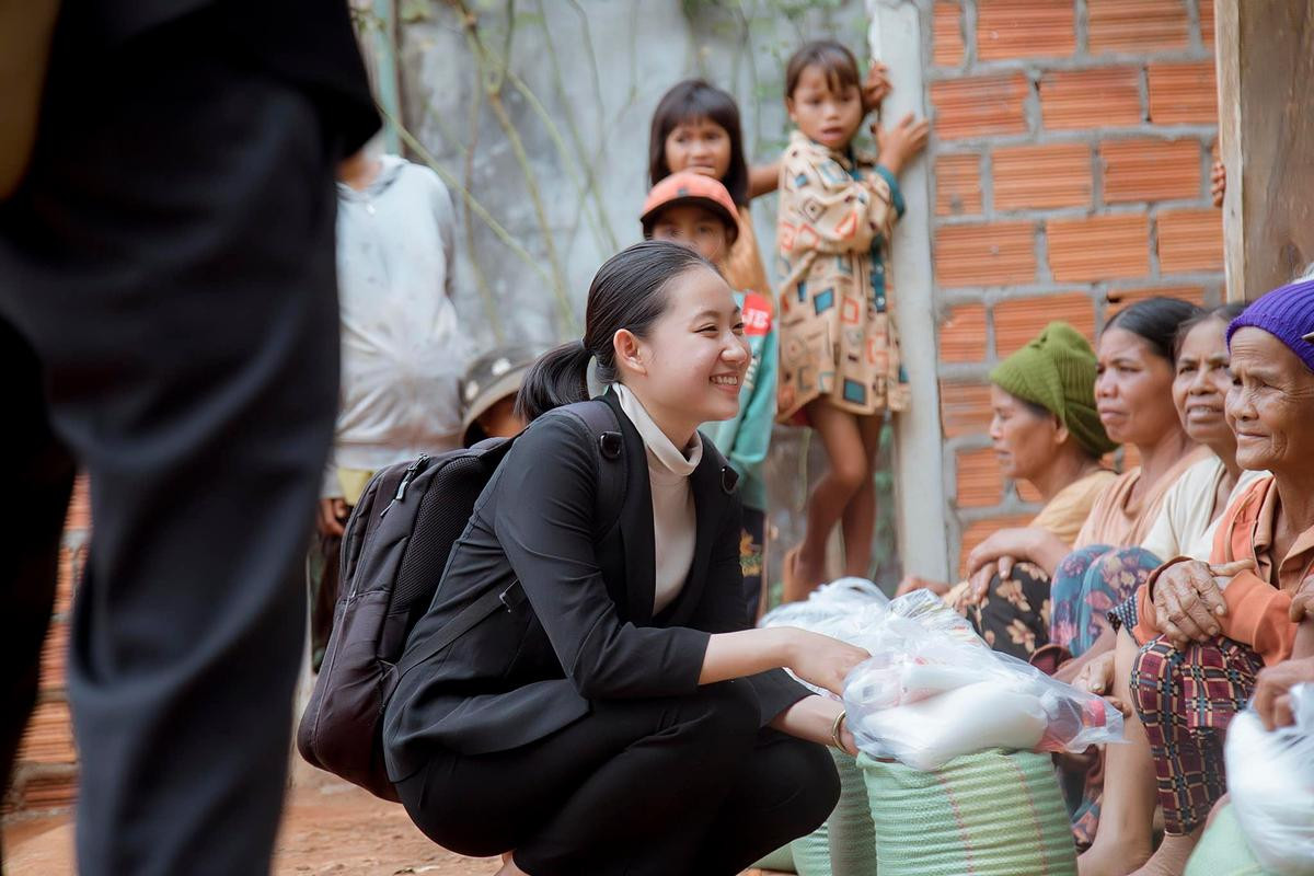 Nữ sinh 'xinh như hoa hậu' từng nhịn ăn sáng, chạy xe cub để mang yêu thương về những rẻo cao Ảnh 7