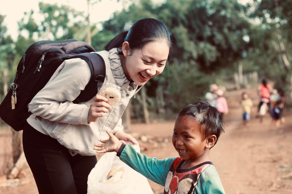 Nữ sinh 'xinh như hoa hậu' từng nhịn ăn sáng, chạy xe cub để mang yêu thương về những rẻo cao Ảnh 3