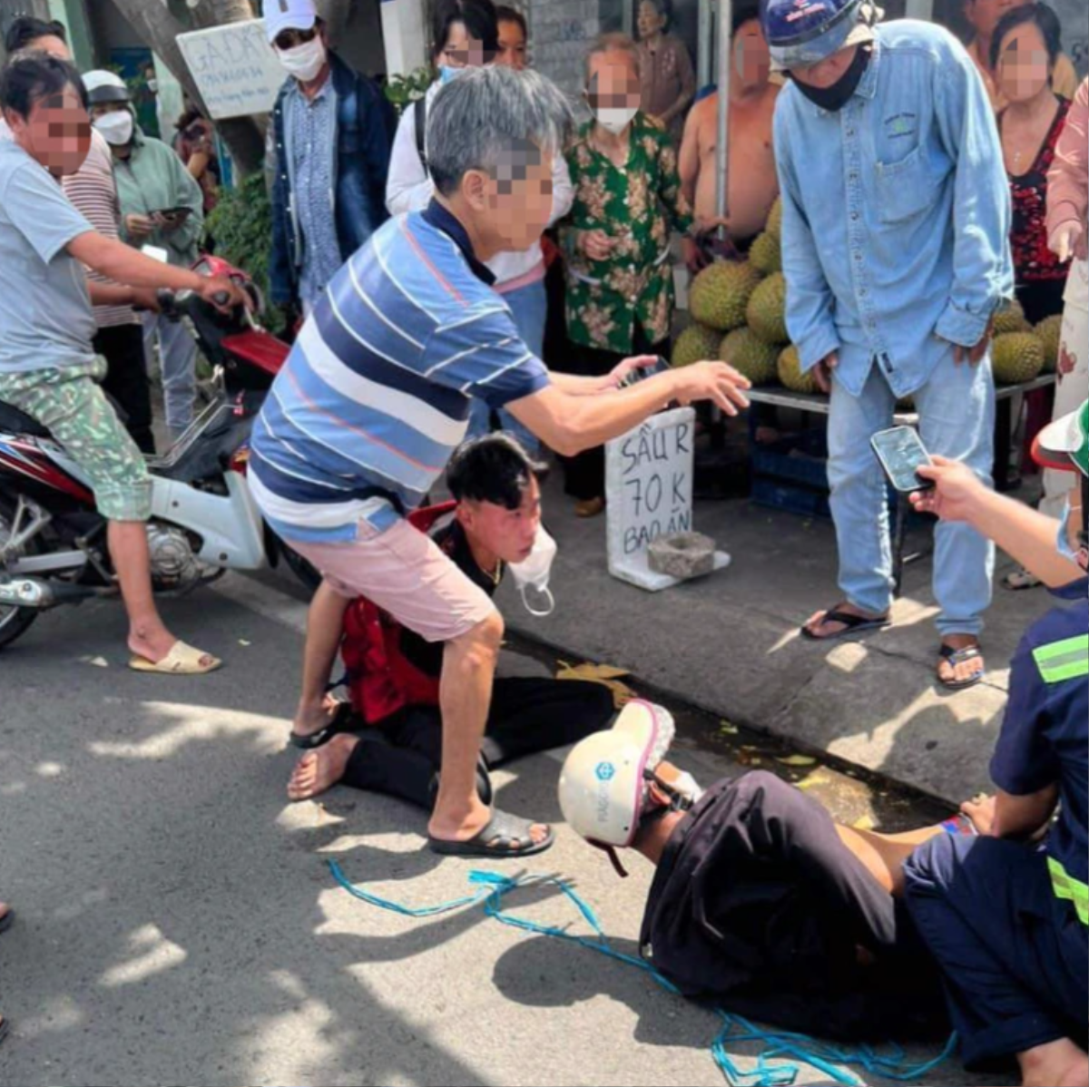 Đề xuất khen thưởng hai người dân liều mình vây bắt 2 kẻ cướp táo tợn ở TPHCM Ảnh 1