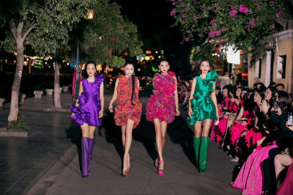 Chưa từng có tại Vbiz: Sàn catwalk đặt ngay dưới sông, người mẫu 'lướt trên mặt nước' Ảnh 1