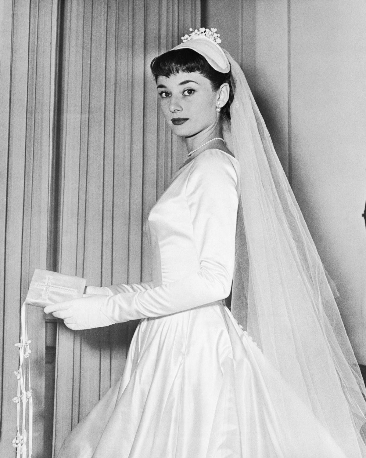 Audrey Hepburn và những chiếc váy cưới làm 'rung chuyển' lịch sử thời trang Ảnh 1