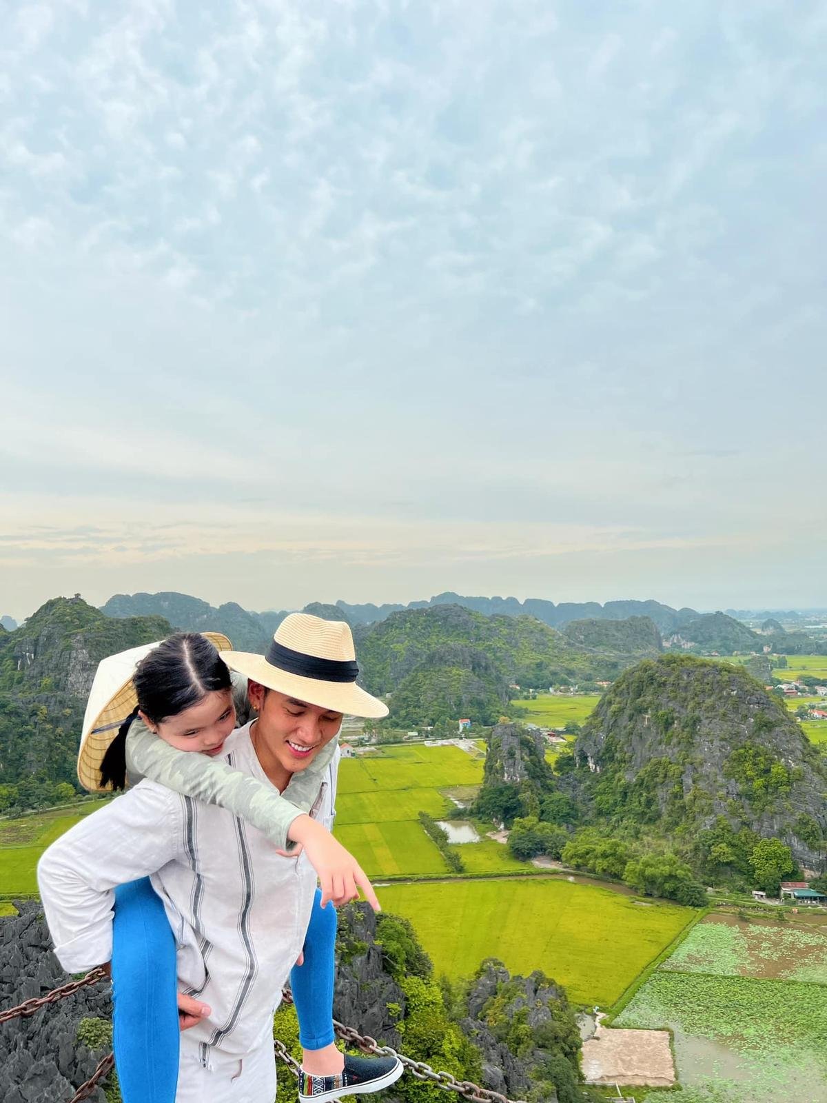 Lý Bình 'bất lực' trước ái nữ Mia: 'Phận làm cha 13 bến nước, khổ quá quý vị ơi' Ảnh 3