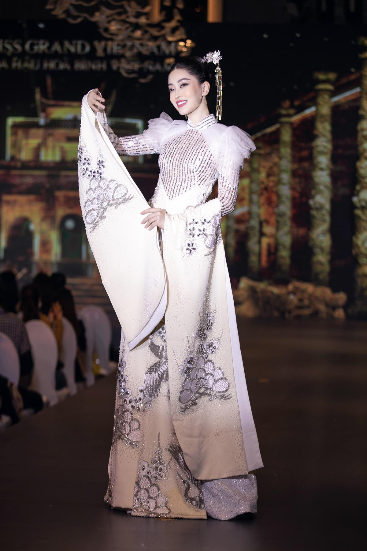 Fan 'mê tít' khi ông Nawat rủ rê Top 10 Miss Grand Thailand và Thùy Tiên diện áo dài Ảnh 2