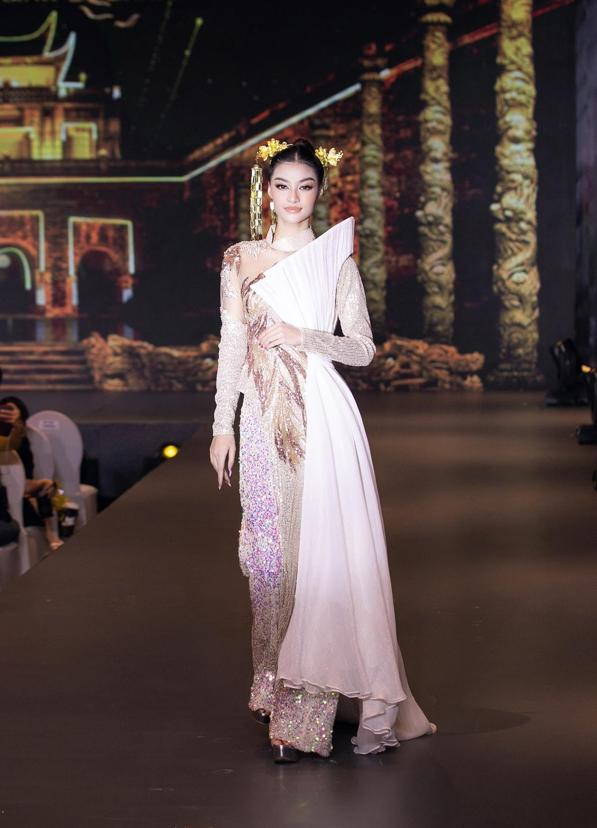 Fan 'mê tít' khi ông Nawat rủ rê Top 10 Miss Grand Thailand và Thùy Tiên diện áo dài Ảnh 1