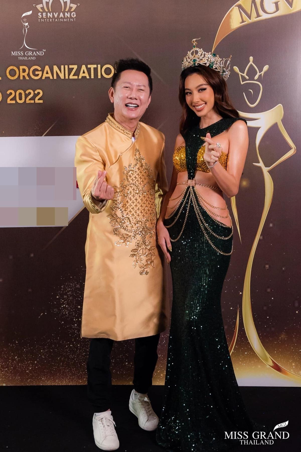 Fan 'mê tít' khi ông Nawat rủ rê Top 10 Miss Grand Thailand và Thùy Tiên diện áo dài Ảnh 9