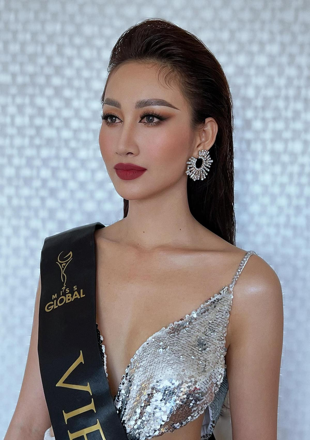 Fan lắc đầu với trình tiếng Anh của Hồng Trang: Dừng chân ở Top 25 Miss Global 2022 là hợp lý Ảnh 6