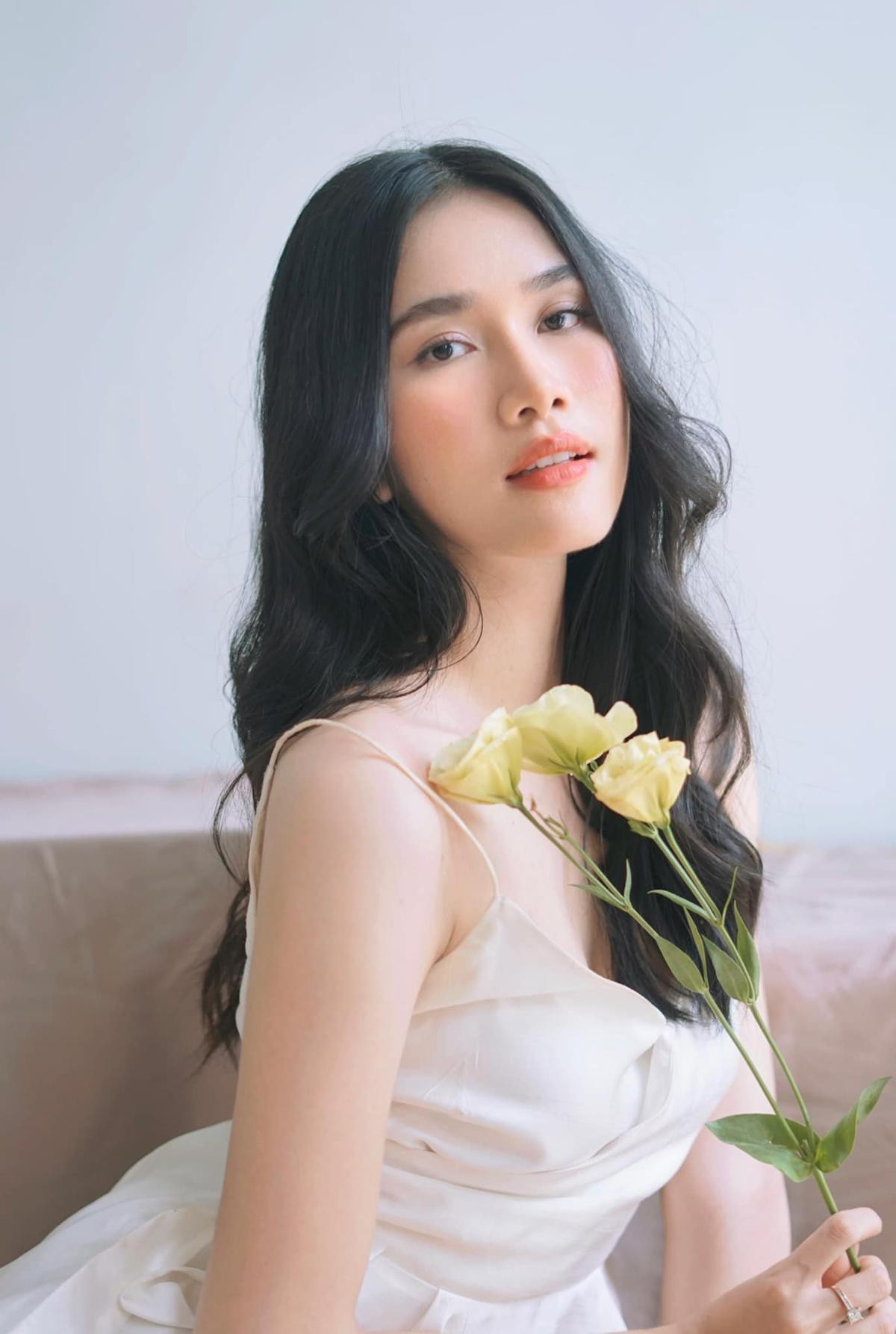 Á hậu Phương Anh diện áo dài nền nã đón Miss International 2019: Fan cứ ngỡ chị em Ảnh 10