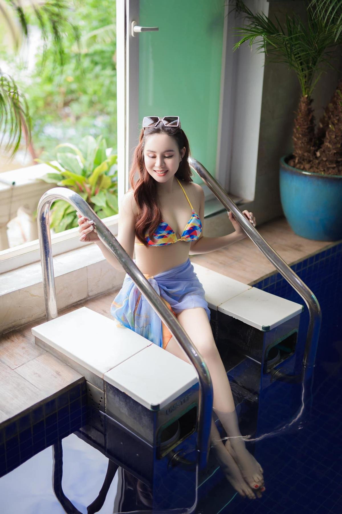 Những lần Vy Oanh diện bikini 'đốt mắt' dân mạng Ảnh 2