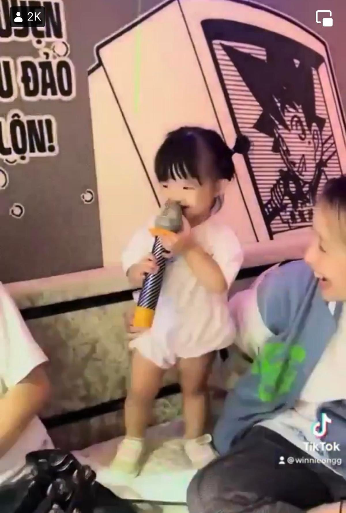 Winnie 'cướp' mic khoe giọng trong lần đầu 'trốn' bố mẹ đi hát karaoke Ảnh 2