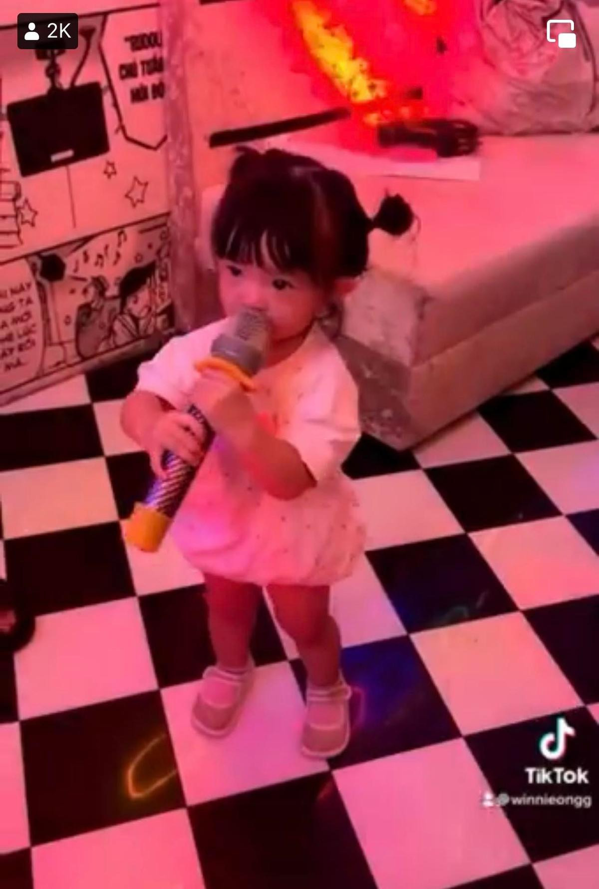 Winnie 'cướp' mic khoe giọng trong lần đầu 'trốn' bố mẹ đi hát karaoke Ảnh 4