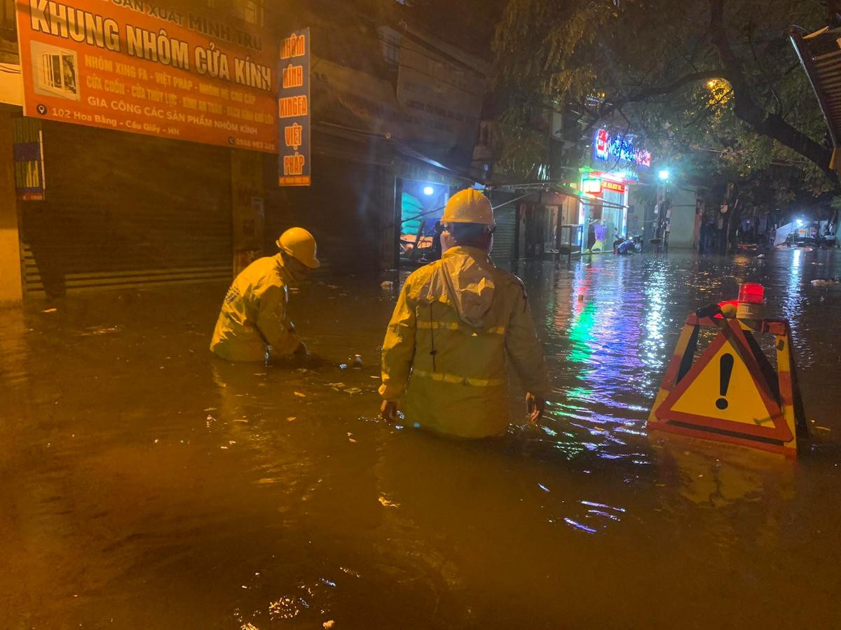 Hà Nội mưa cực lớn, chung cư cao cấp ở tầng 8 cũng ngập, người dân hối hả tát nước trong đêm Ảnh 1