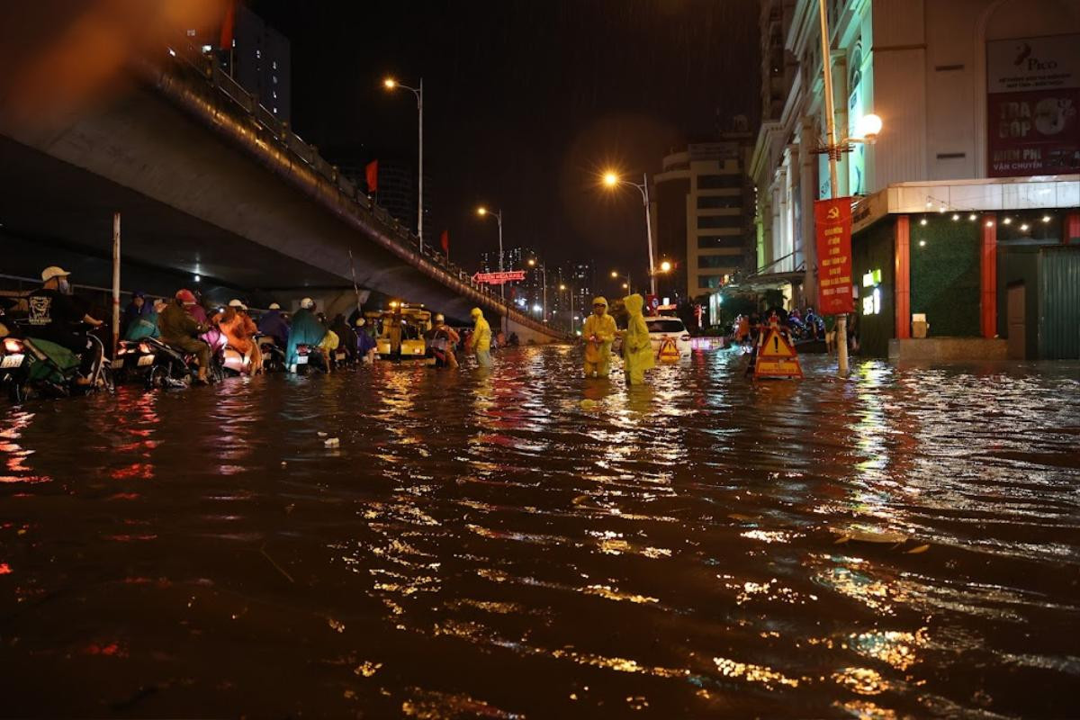 Chùm ảnh: Nhiều tuyến phố tại Hà Nội chìm trong 'biển nước' sau trận mưa lớn Ảnh 1