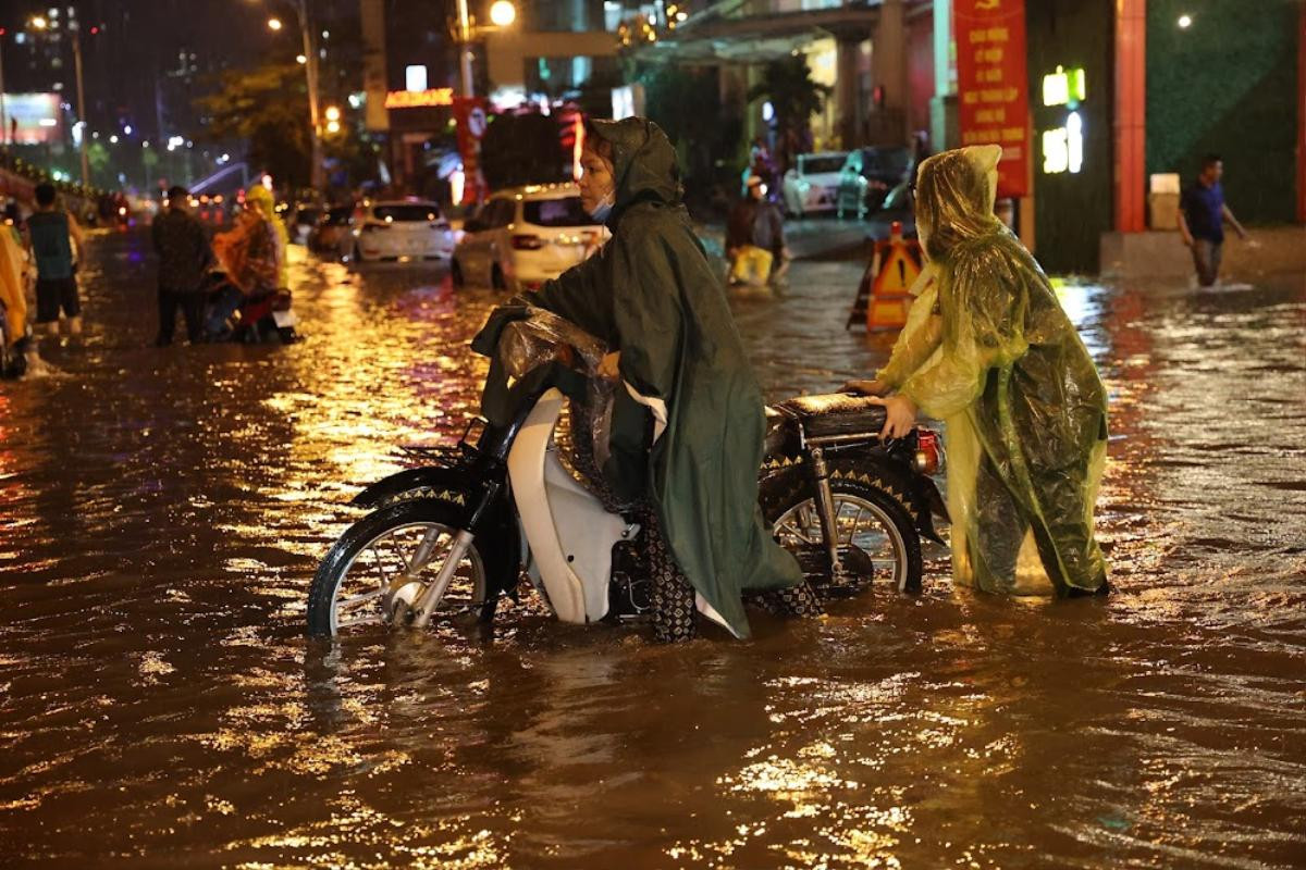 Chùm ảnh: Nhiều tuyến phố tại Hà Nội chìm trong 'biển nước' sau trận mưa lớn Ảnh 10