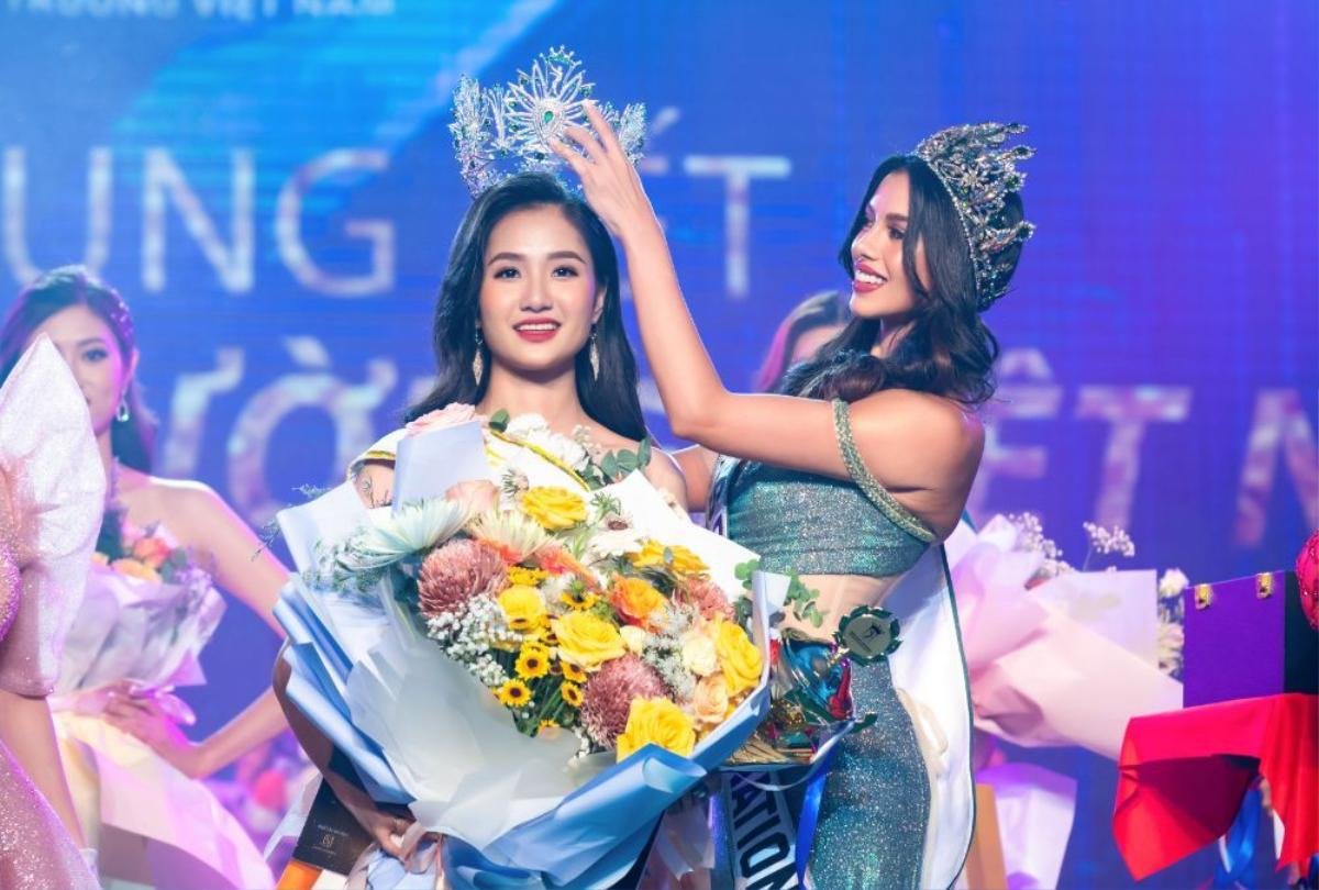 Đương kim Miss Eco International Kathleen Paton trao vương miện cho tân Hoa hậu Môi trường Việt Nam Ảnh 2