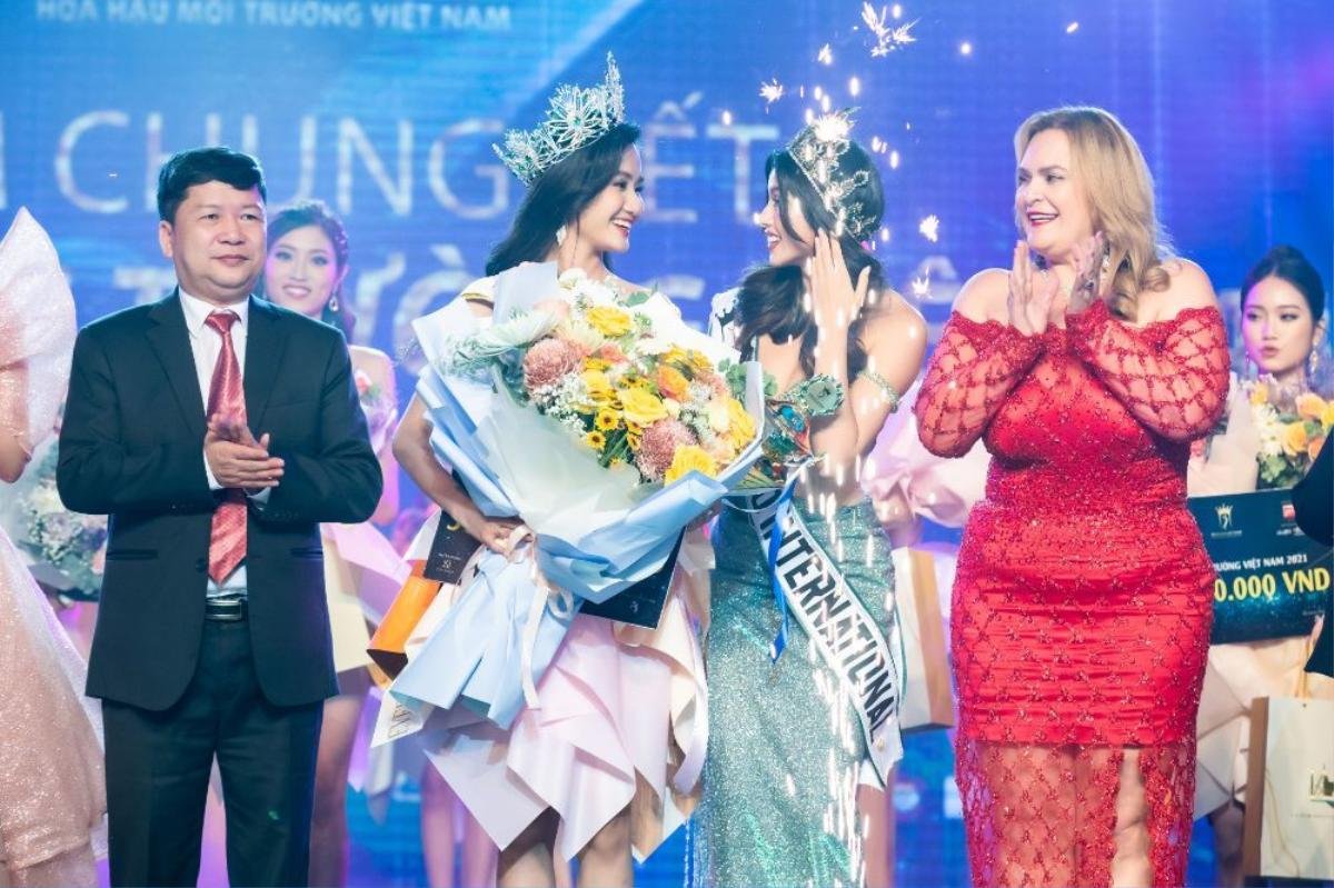 Đương kim Miss Eco International Kathleen Paton trao vương miện cho tân Hoa hậu Môi trường Việt Nam Ảnh 7