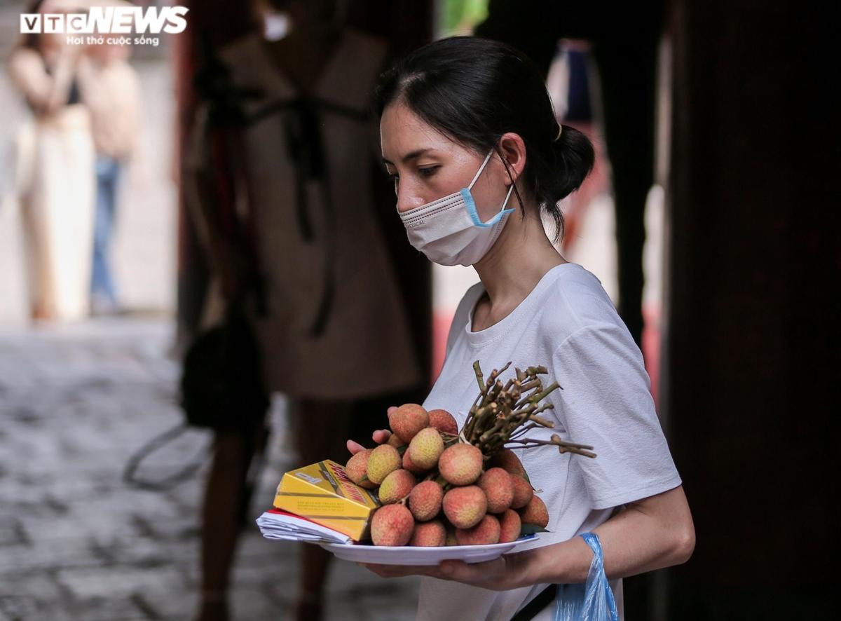 Sĩ tử đến Văn Miếu xin chữ, cầu may cho kỳ thi tuyển sinh 10 Ảnh 6