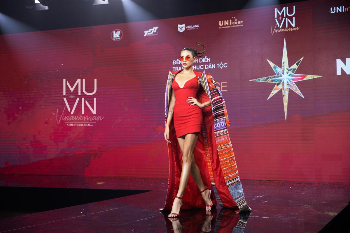 Võ Hoàng Yến ngẫu hứng show khả năng catwalk: Chỉ vài giây cũng đủ chứng minh đẳng cấp Ảnh 2