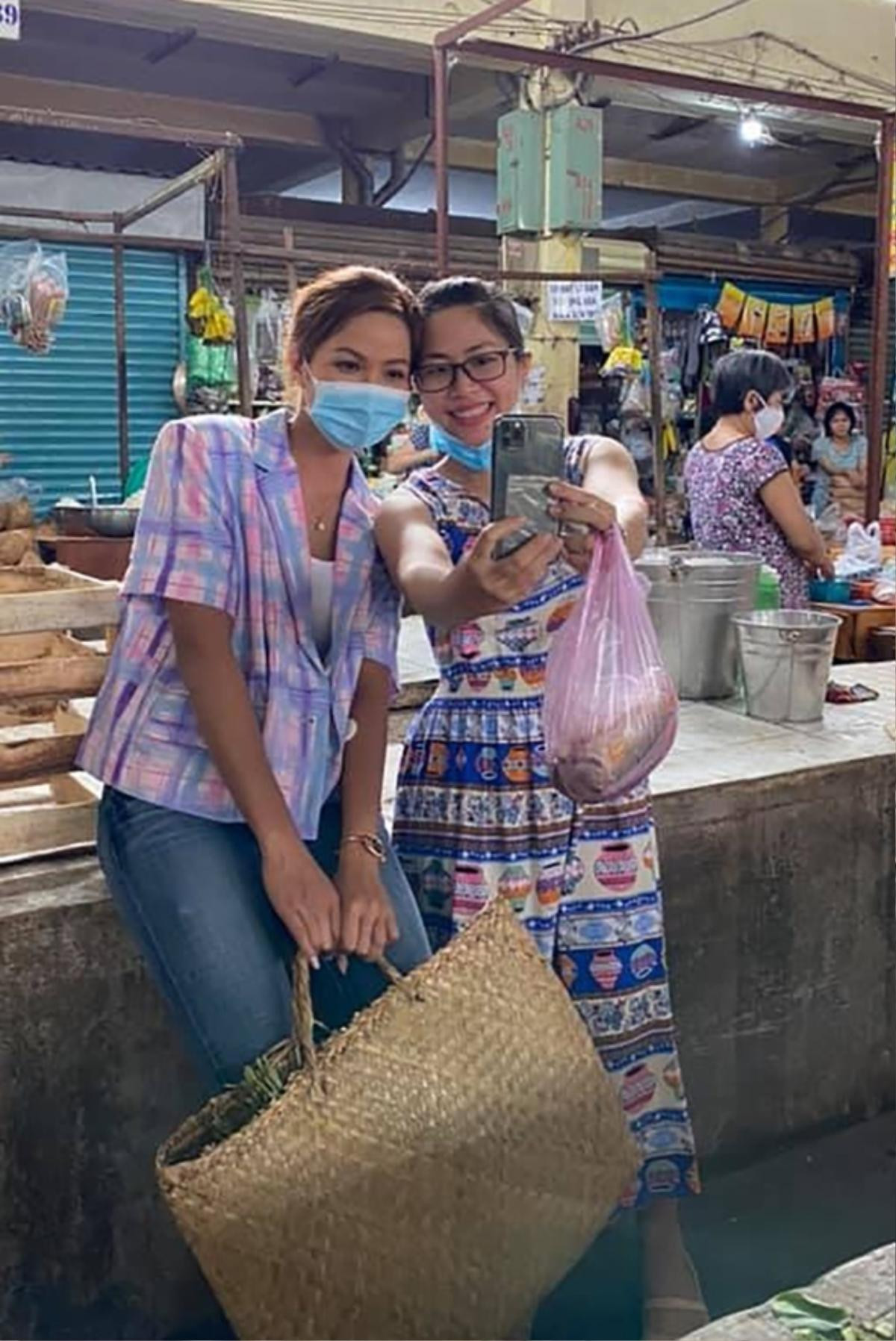 Khi sao nữ bị fan bắt gặp đi chợ: Người ăn vận đơn giản, người lồng lộn khó tả Ảnh 6