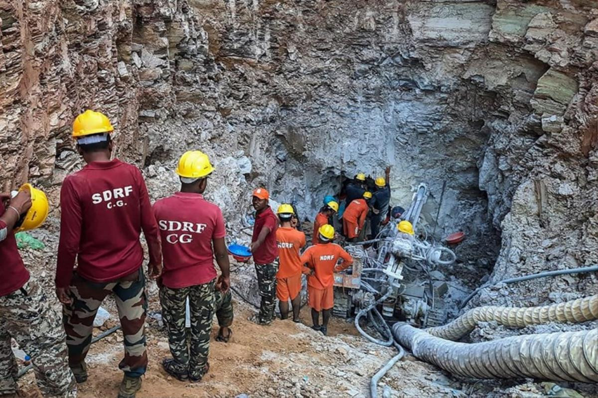 4 ngày căng não giải cứu bé trai khuyết tật rơi xuống giếng đầy rắn Ảnh 2