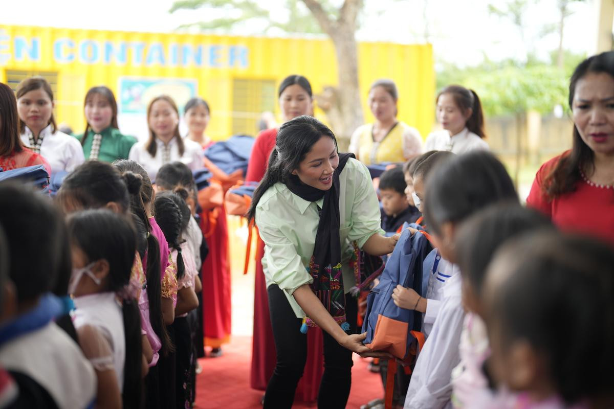 Giữa lúc 'người chị yêu quý' Phạm Hương về nước, H'Hen Niê đang âm thầm làm điều này Ảnh 2