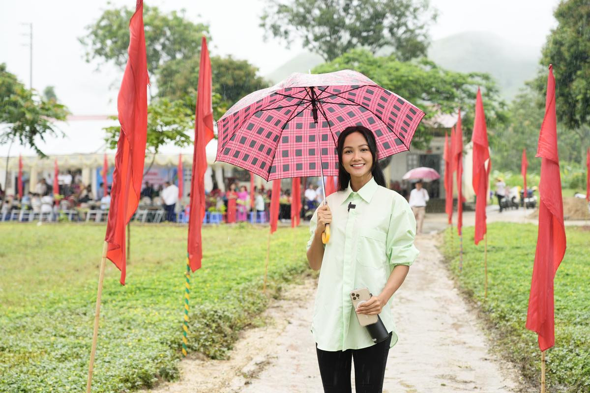 Bận rộn với vai trò giám khảo Miss Universe, H'Hen Niê vẫn dành thời gian làm điều đặc biệt Ảnh 1