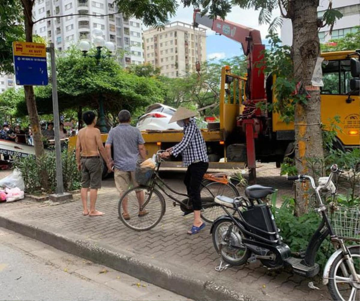 Bàng hoàng cảnh nữ tài xế lao ô tô xuống sông Kim Ngưu Ảnh 3