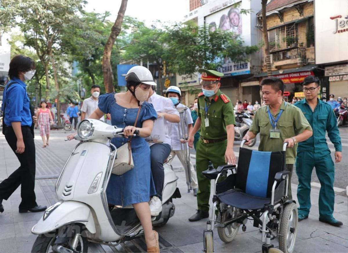 Những khoảnh khắc đẹp trong kỳ thi vào lớp 10 tại Hà Nội Ảnh 6