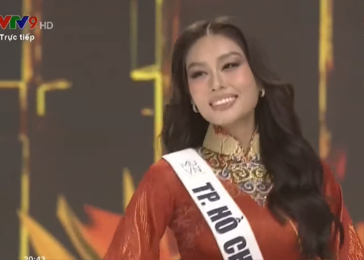 Top 41 Miss Universe Vietnam 2022 trình diễn áo dài: Thảo Nhi thướt tha, Lệ Nam yêu kiều trong sự hò hét Ảnh 7