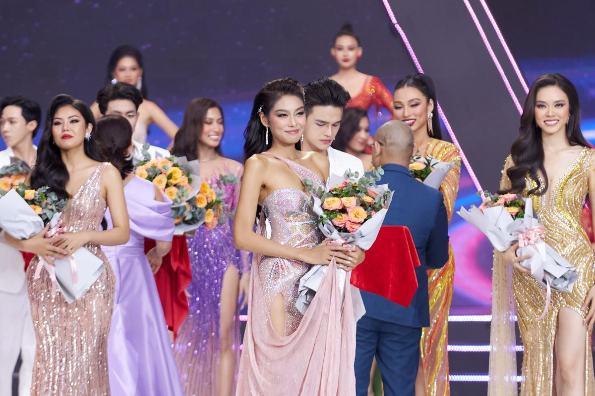 Bán kết Miss Universe Vietnam 2022: H'Hen Niê diện váy khoe lưng trần gợi cảm, vòng eo nhỏ 'siêu thực' Ảnh 7