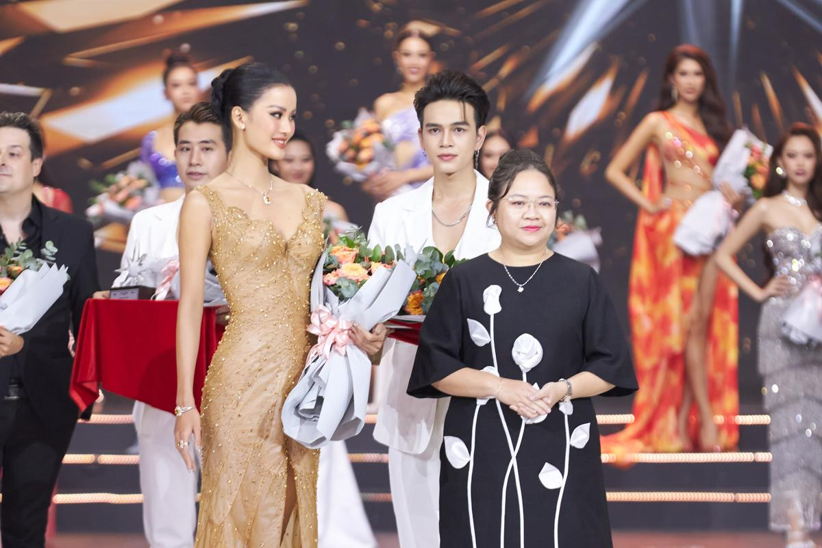 Bán kết Miss Universe Vietnam 2022: H'Hen Niê diện váy khoe lưng trần gợi cảm, vòng eo nhỏ 'siêu thực' Ảnh 8