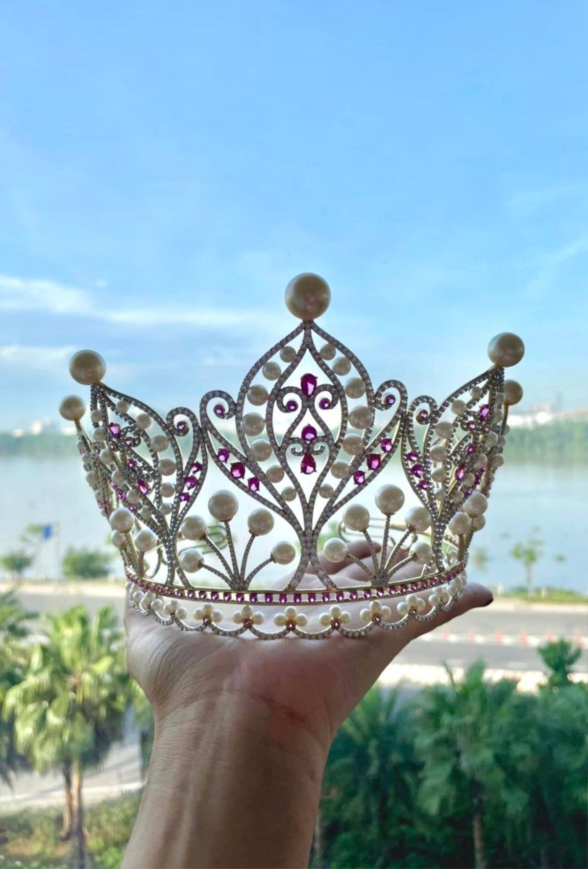 Trước thềm Chung kết Miss Universe Vietnam 2022, Phạm Hương vẫn đang 'nhìn trời, nhìn đất, nhìn mây' Ảnh 1