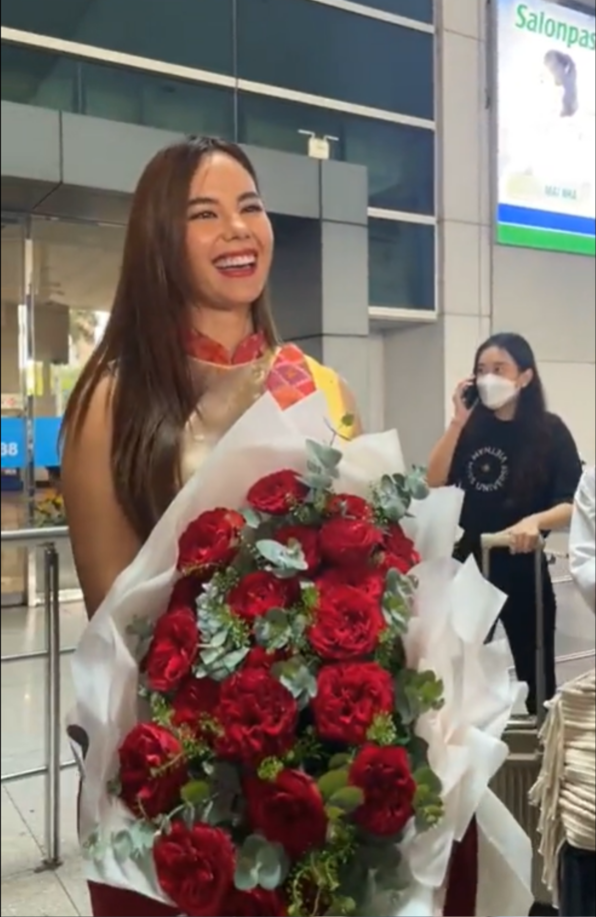 NÓNG: Catriona Gray chính thức đến Việt Nam, chuẩn bị quẫy cùng H'Hen Niê và hội 'bông hậu' Hoàn vũ Ảnh 4