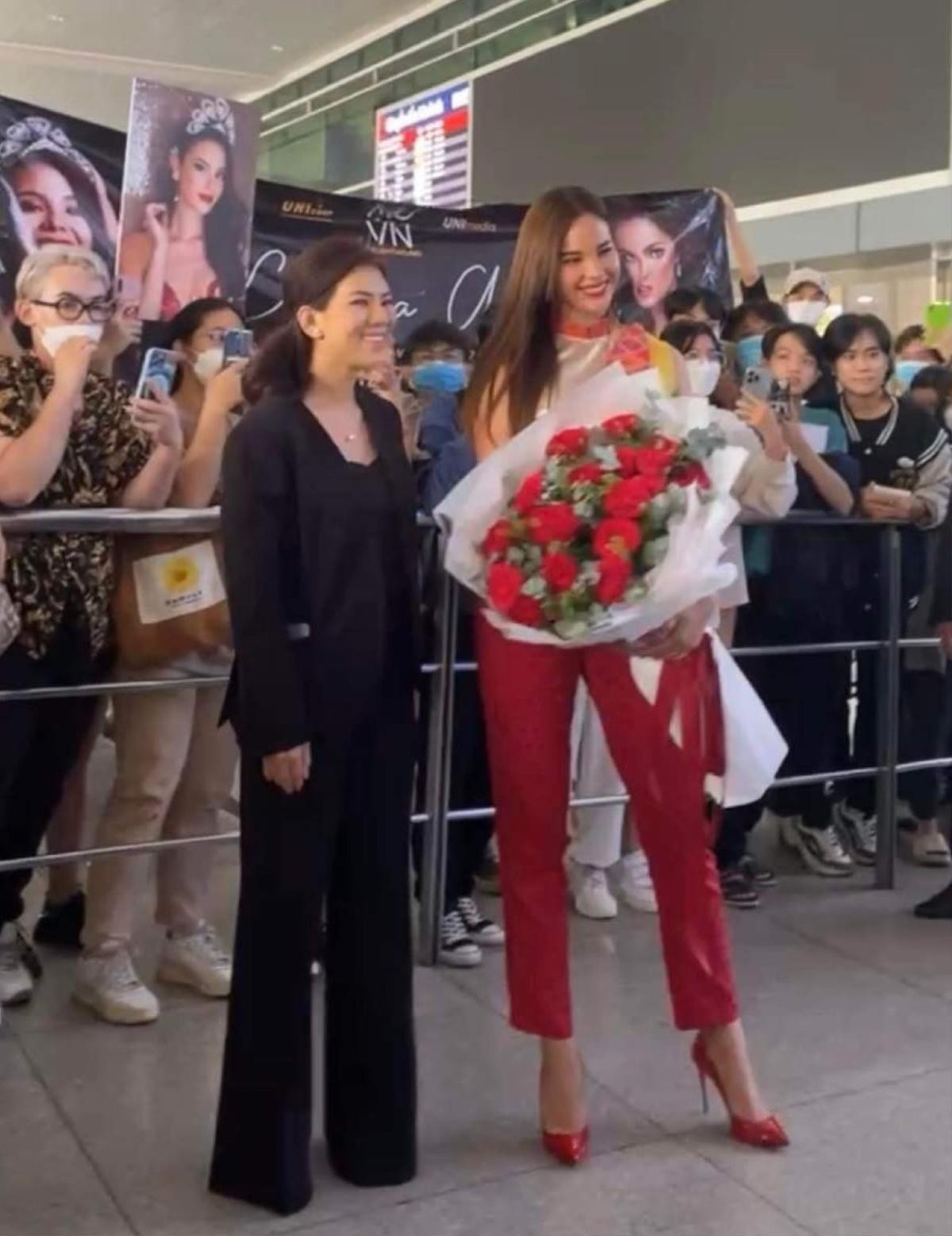 'Mèo Xám' Catriona Gray bị soi bụng mỡ nhưng ghi điểm vì diện trang mục màu cờ Việt Nam Ảnh 4