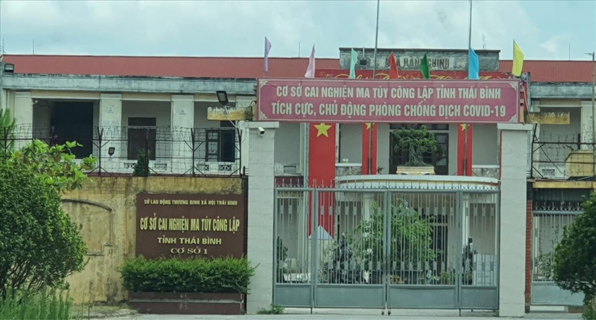 Nhân viên trung tâm cai nghiện giấu ma túy ngay trong phòng làm việc và bán cho học viên Ảnh 1