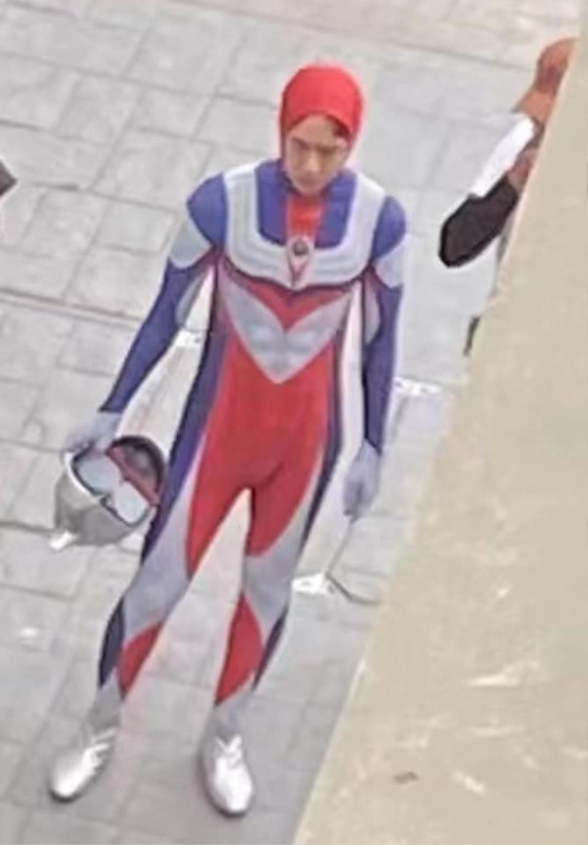 Cười ná thở với loạt ảnh Vương Nhất Bác cosplay Ultraman trong phim điện ảnh Nhiệt Liệt Ảnh 3