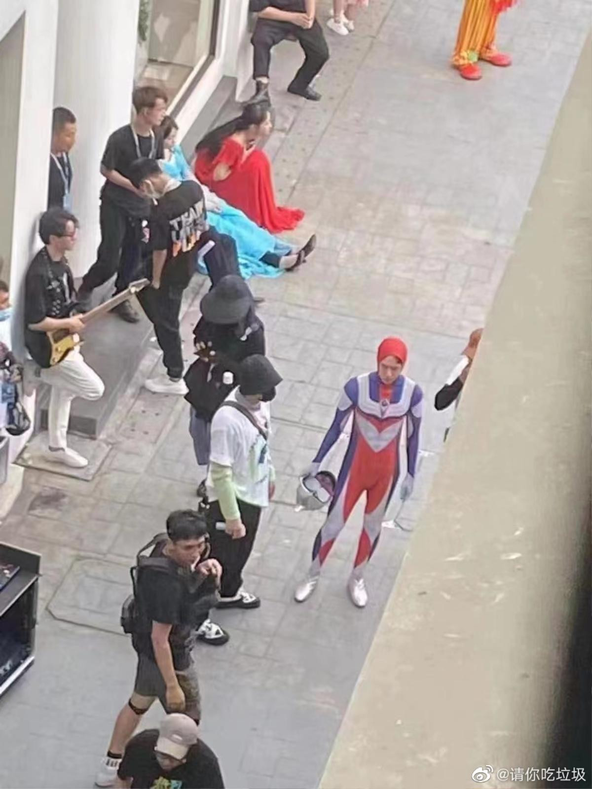 Cười ná thở với loạt ảnh Vương Nhất Bác cosplay Ultraman trong phim điện ảnh Nhiệt Liệt Ảnh 2