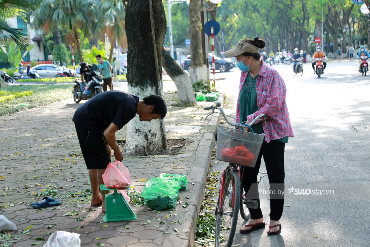 Những mảnh đời mưu sinh giữa Thủ đô để kiếm miếng ăn: 'Giống như đánh cược tính mạng của mình' Ảnh 9