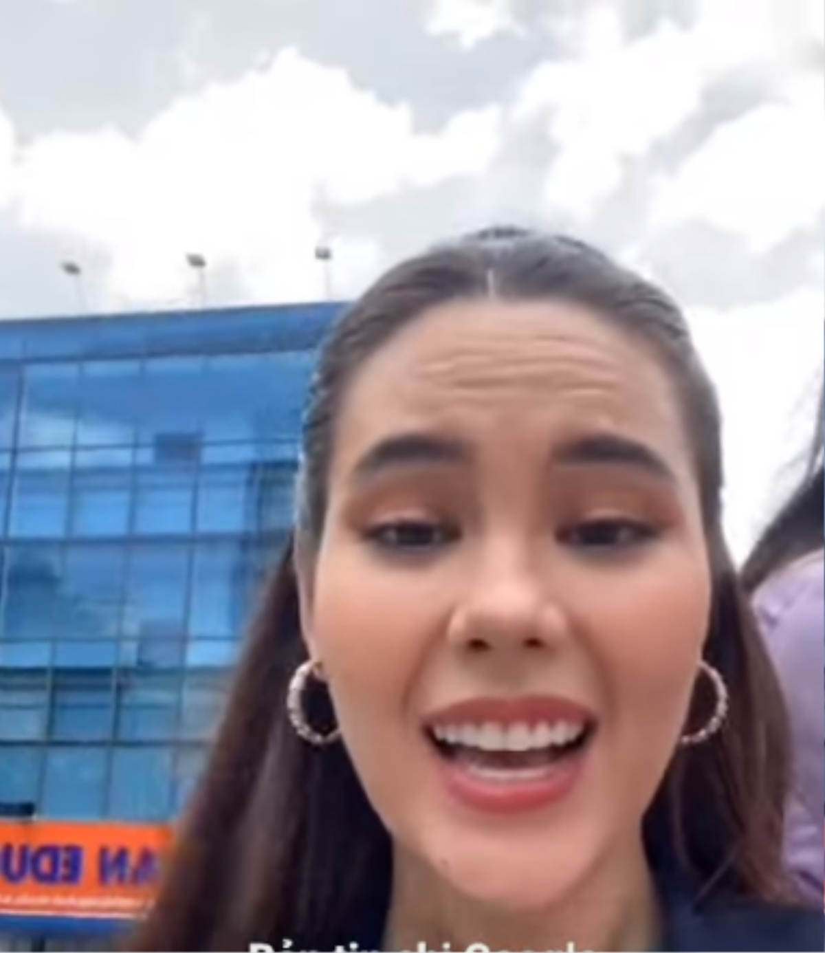 'Mèo Xám' Catriona Gray nhập gia tùy tục: Bập bẹ nói tiếng Việt, ăn nước mắm và uống trà sữa Ảnh 3