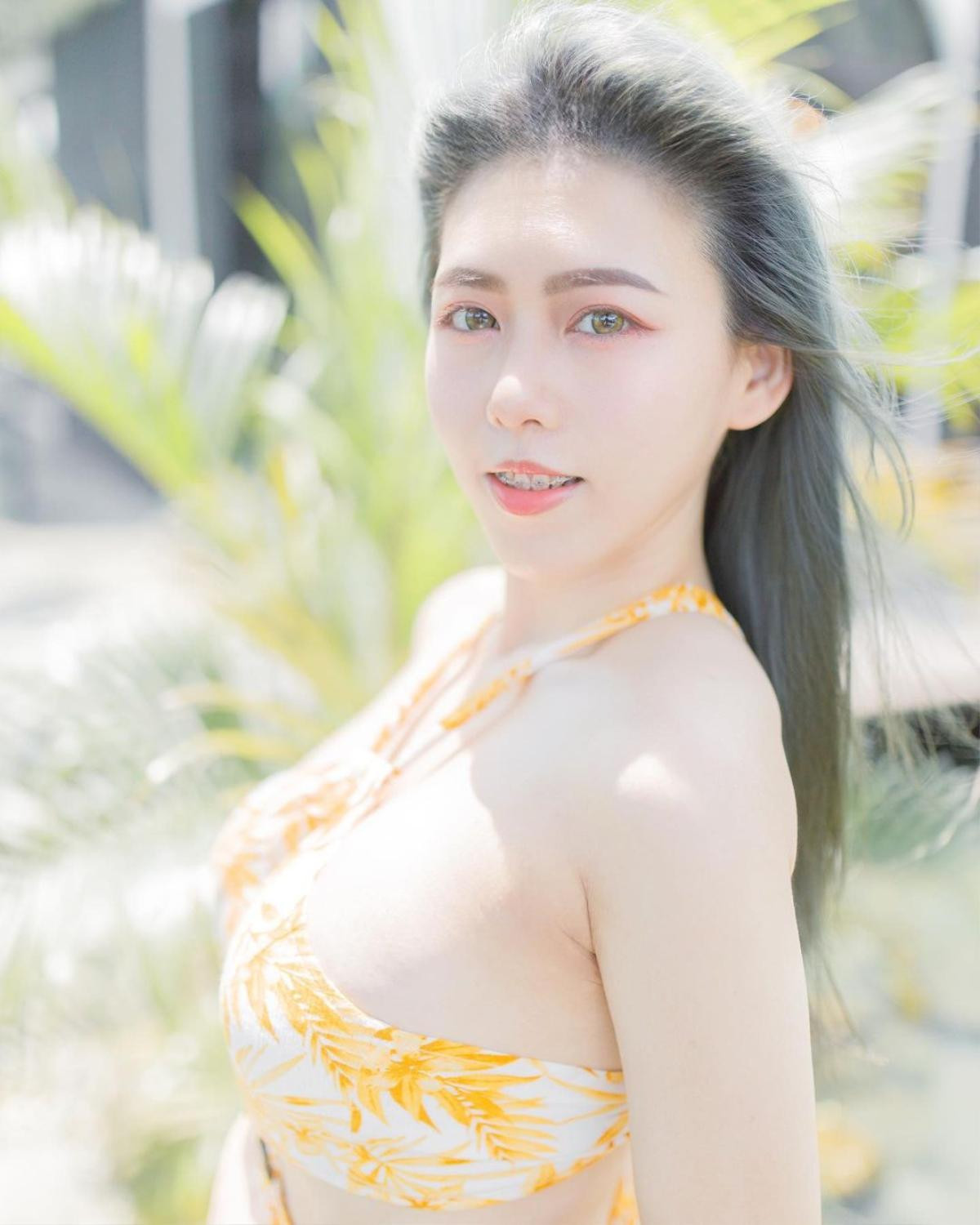 Hotgirl thản nhiên mặc đồ 'hai mảnh' dạo phố mặc ánh nhìn ái ngại của người xung quanh Ảnh 3