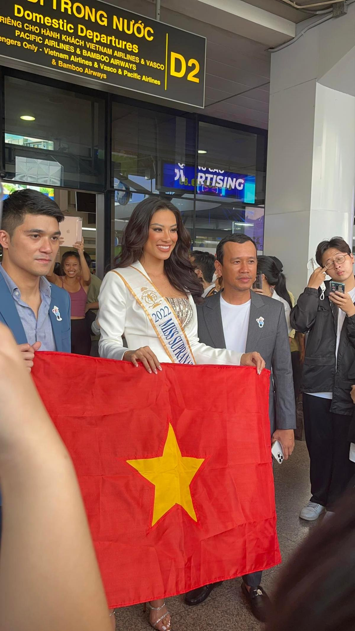 Fan vây quanh, đẩy người khác suýt té trong buổi tiễn Kim Duyên đi thi quốc tế Ảnh 3