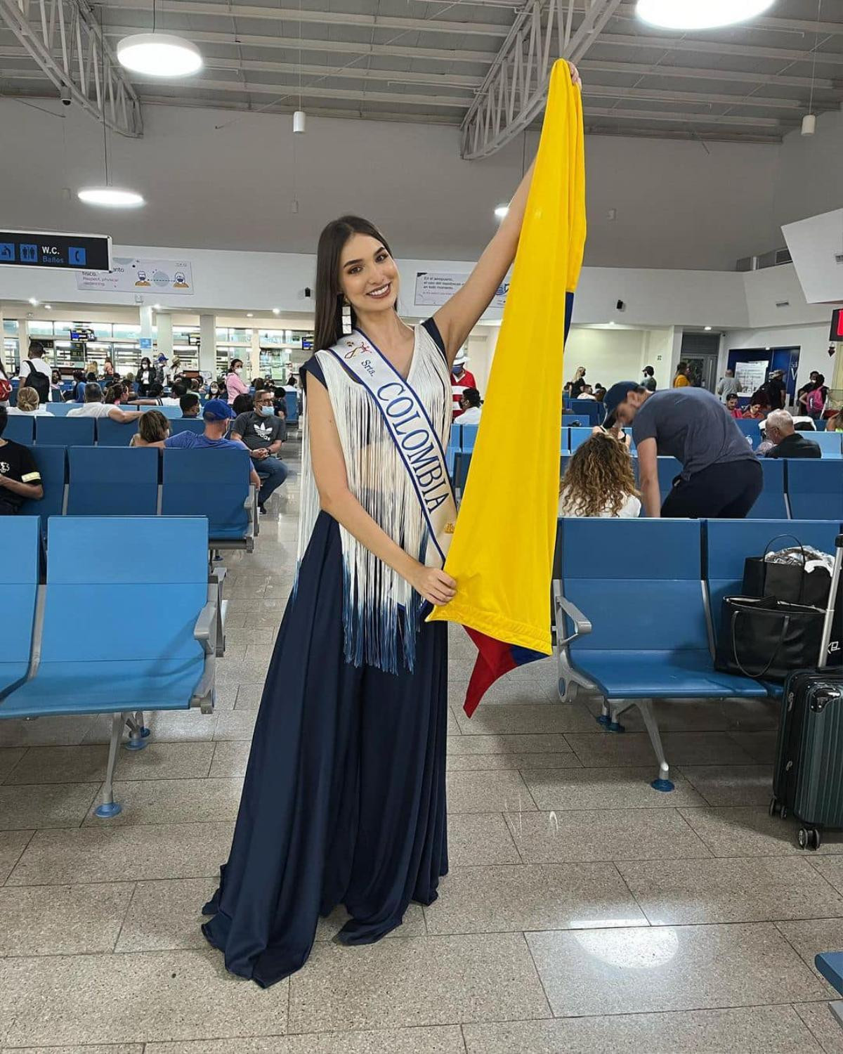 Khi đại diện Miss Supranational ra sân bay: Kim Duyên đầu tư mạnh, điểm cộng trước giờ chinh chiến Ảnh 4