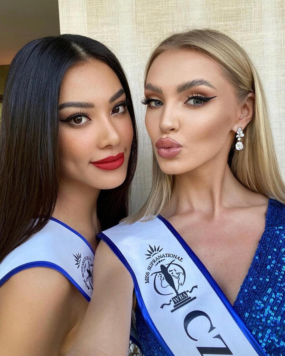 Kim Duyên môi đỏ chót, đọ sắc cùng hai đối thủ mạnh nhất Miss Supranational Ảnh 5