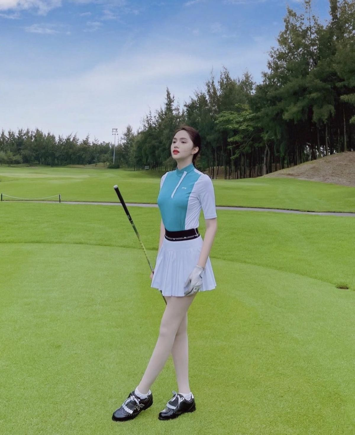 Trang phục chơi golf của các nàng hậu: Phạm Hương sang chảnh, Đỗ Mỹ Linh điệu đà, nữ tính Ảnh 5