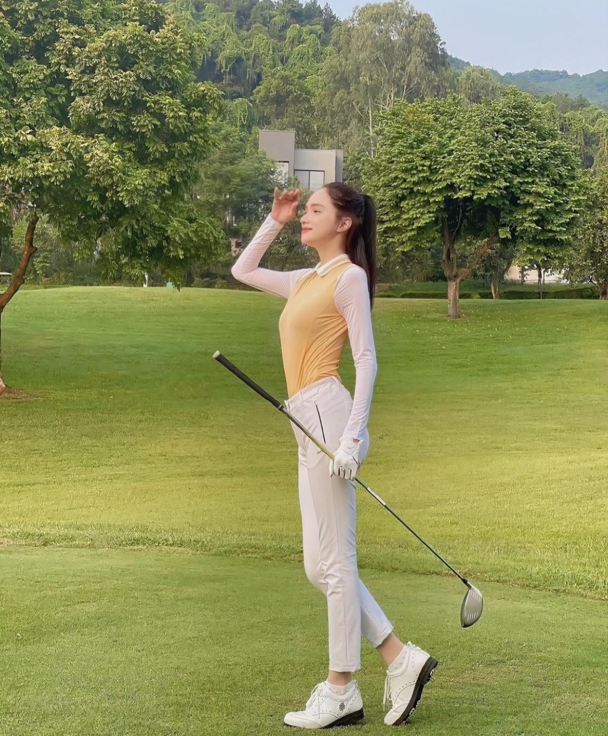 Trang phục chơi golf của các nàng hậu: Phạm Hương sang chảnh, Đỗ Mỹ Linh điệu đà, nữ tính Ảnh 6