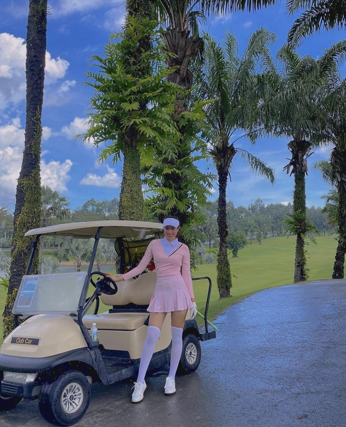 Trang phục chơi golf của các nàng hậu: Phạm Hương sang chảnh, Đỗ Mỹ Linh điệu đà, nữ tính Ảnh 3