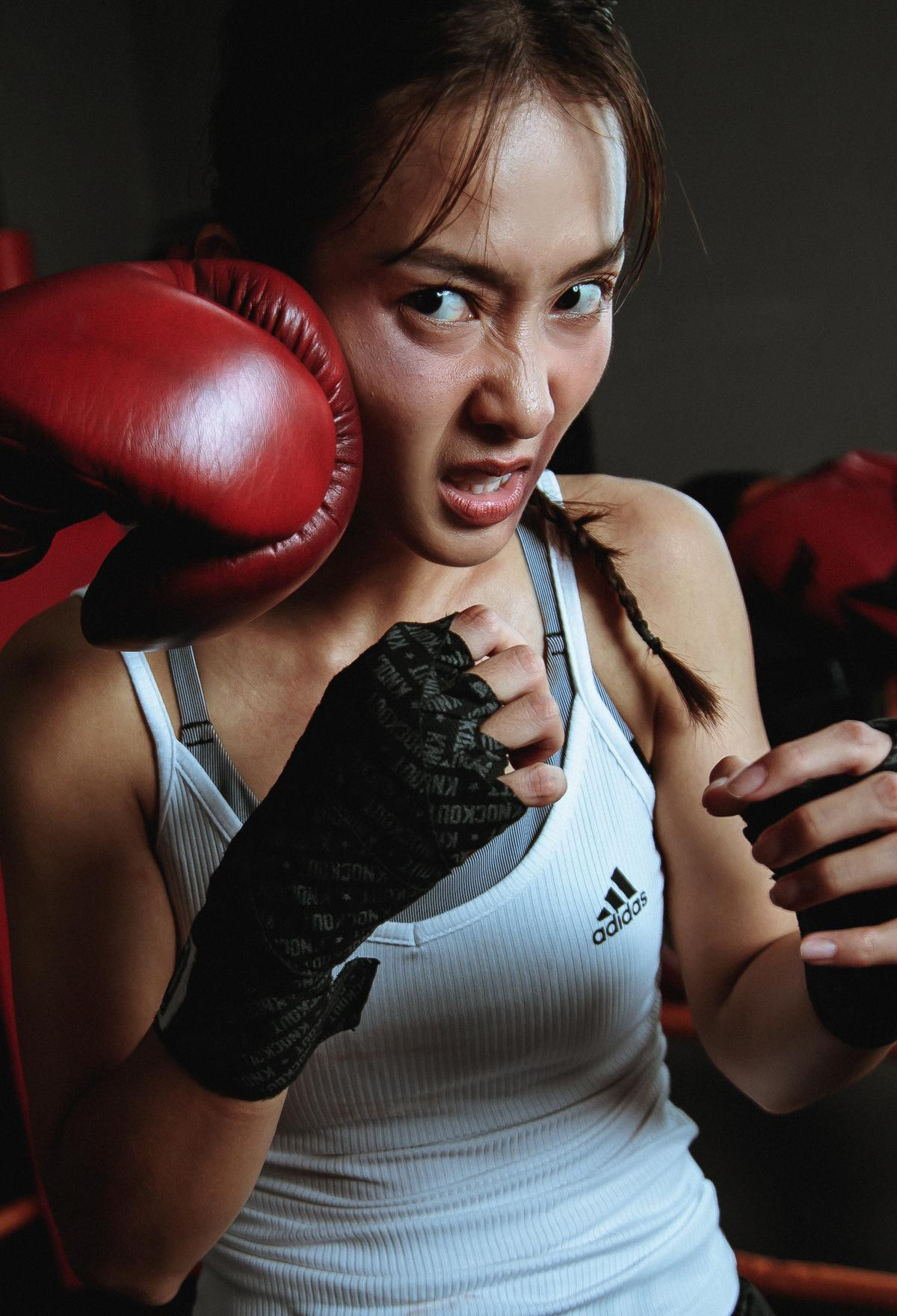 Khả Ngân cực ngầu trên sàn boxing, thần thái gai góc khác xa vẻ ngọt ngào thường thấy Ảnh 9