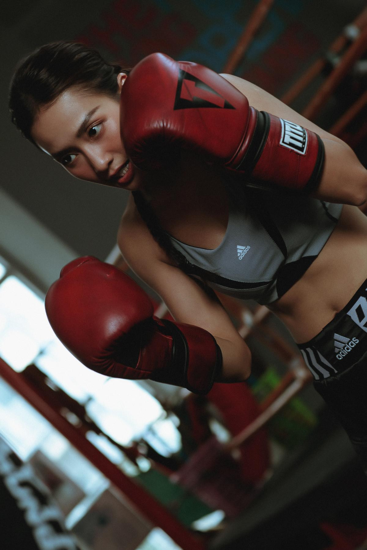 Khả Ngân cực ngầu trên sàn boxing, thần thái gai góc khác xa vẻ ngọt ngào thường thấy Ảnh 3